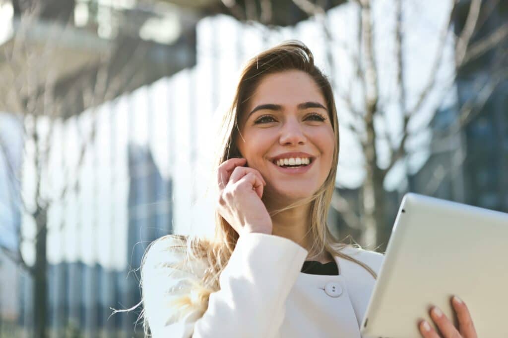 Contact Holding - Services